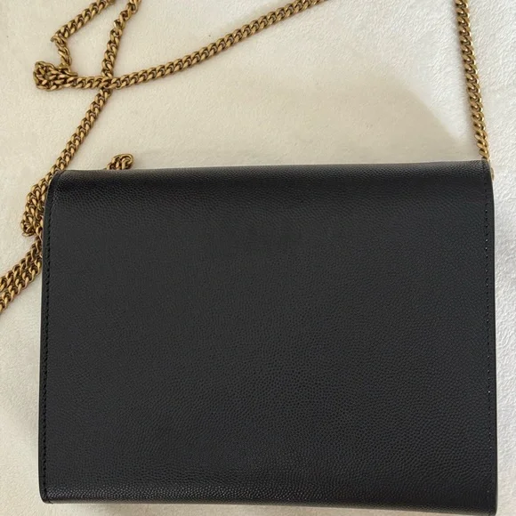 𝑪𝑨𝑺𝑺𝑨𝑵𝑫𝑹𝑨 𝑾𝑨𝑳𝑳𝑬𝑻 𝑶𝑵 𝑪𝑯𝑨𝑰𝑵 - Picture 2 of 14